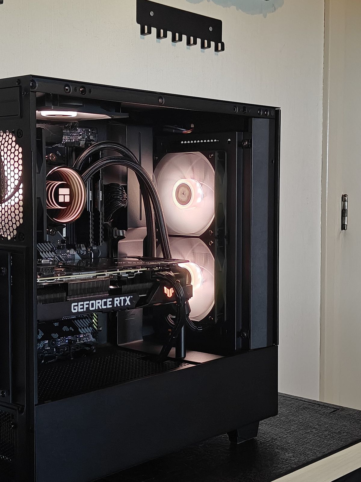 Zwarte pc met een GeForce RTX-videokaart en waterkoeling, zacht verlicht