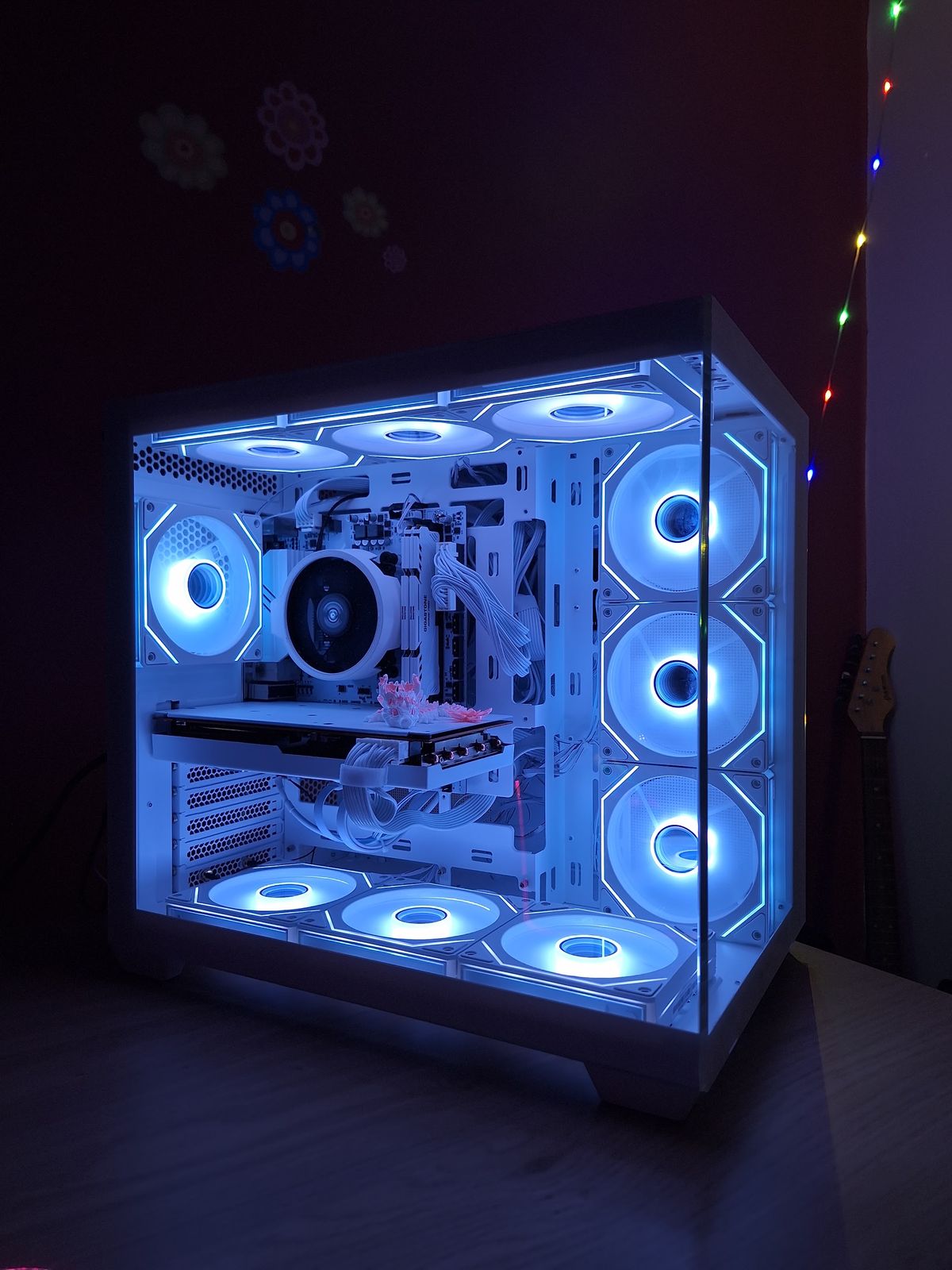 De witte pc van Yana met witte fans in blauw licht, van opzij